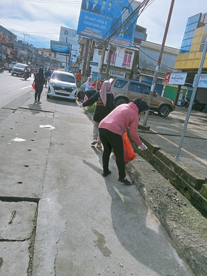 Tingkatkan Kesadaran Lingkungan: Lurah Sungai Dama Pimpin Apel Penyuluhan dan Aksi Bersih Massal
