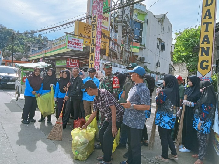 Tingkatkan Kesadaran Lingkungan: Lurah Sungai Dama Pimpin Apel Penyuluhan dan Aksi Bersih Massal