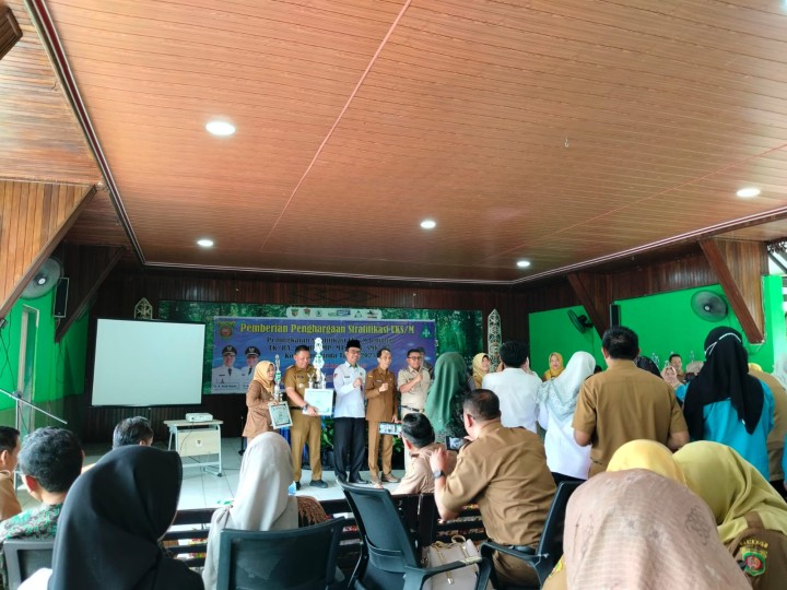 Pemberian Penghargaan Stratifikasi UKS/M Tahun 2025 di Kota Samarinda