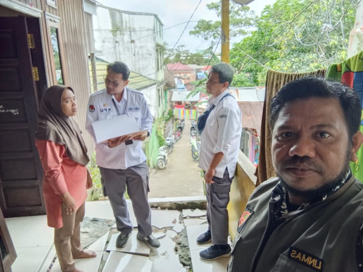 Satlinmas Kelurahan Sungai Dama Dampingi KPU dan Bawaslu dalam Pemutakhiran Data Pemilih