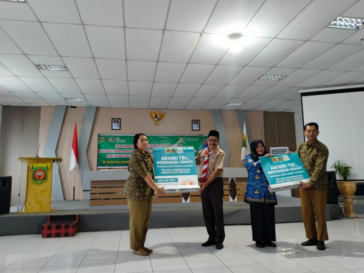 Lurah menghadiri acara sosialisasi pencegahan dan pengendalian TBC tuberkulosis di Aula Kantor Camat Samarinda Ilir