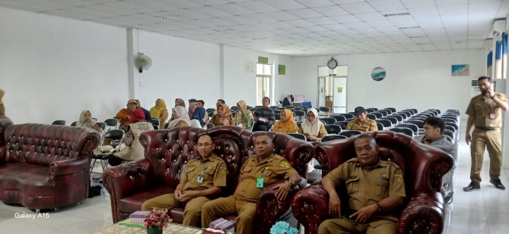 Seklur dan kasi kesra serta kasi ekobang kelurahan sungai dama Menghadiri Rapat persiapan lomba kelurahan sekecamatan samarinda ilir