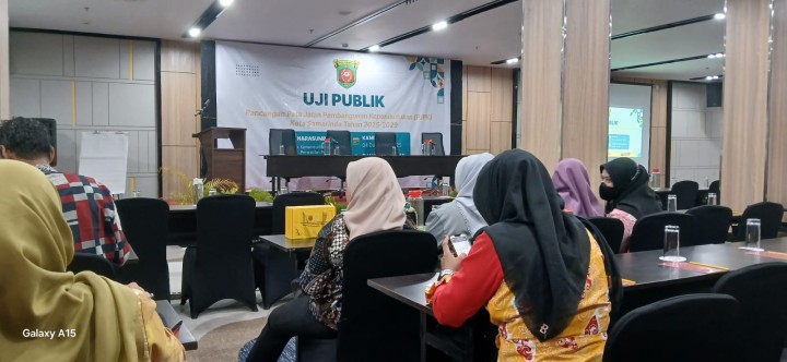 Sekretaris Lurah Mengikuti Rapat uji publik rancangan peta jalan pembangunan kependudukan (PJPK) kota samarinda tahun 2025-2029