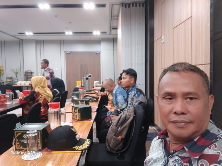 Sekretaris Lurah Mengikuti Rapat uji publik rancangan peta jalan pembangunan kependudukan (PJPK) kota samarinda tahun 2025-2029