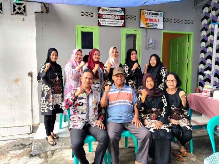 Lurah bersama staf monitoring Kegiatan Posyandu Seroja yang melingkupi RT. 09, 10, 11, 12 dengan pelayanan balita, remaja, dan Lansia