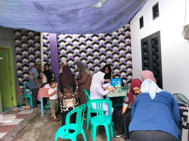 Lurah bersama staf monitoring Kegiatan Posyandu Seroja yang melingkupi RT. 09, 10, 11, 12 dengan pelayanan balita, remaja, dan Lansia