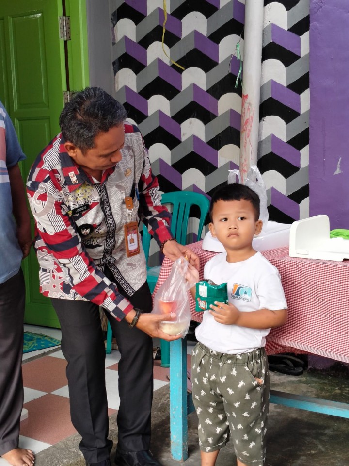 Lurah bersama staf monitoring Kegiatan Posyandu Seroja yang melingkupi RT. 09, 10, 11, 12 dengan pelayanan balita, remaja, dan Lansia