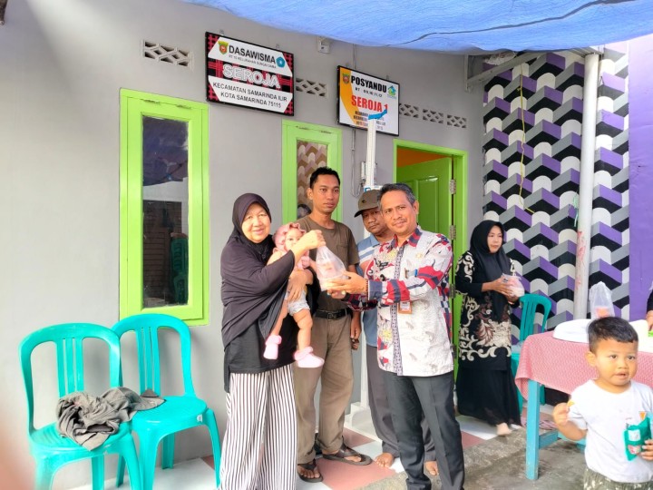 Lurah bersama staf monitoring Kegiatan Posyandu Seroja yang melingkupi RT. 09, 10, 11, 12 dengan pelayanan balita, remaja, dan Lansia