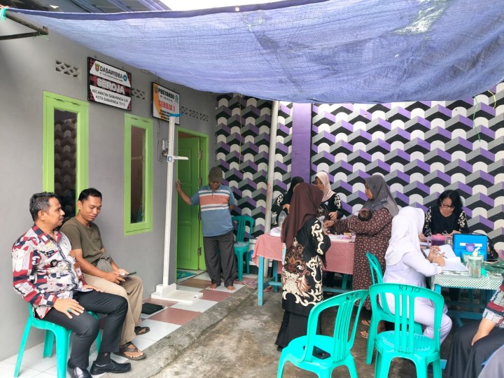 Lurah bersama staf monitoring Kegiatan Posyandu Seroja yang melingkupi RT. 09, 10, 11, 12 dengan pelayanan balita, remaja, dan Lansia