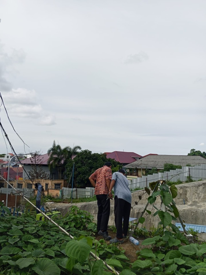 Kasi Ekobang Dan Staff Kelurahan Sungai Dama Monitoring penijauan lokasi IPAL yang dekat dengan Terowongan di Jl.kakap dengan di dampingi Ketua RT.07