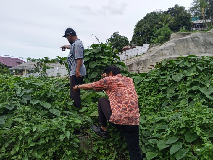 Kasi Ekobang Dan Staff Kelurahan Sungai Dama Monitoring penijauan lokasi IPAL yang dekat dengan Terowongan di Jl.kakap dengan di dampingi Ketua RT.07
