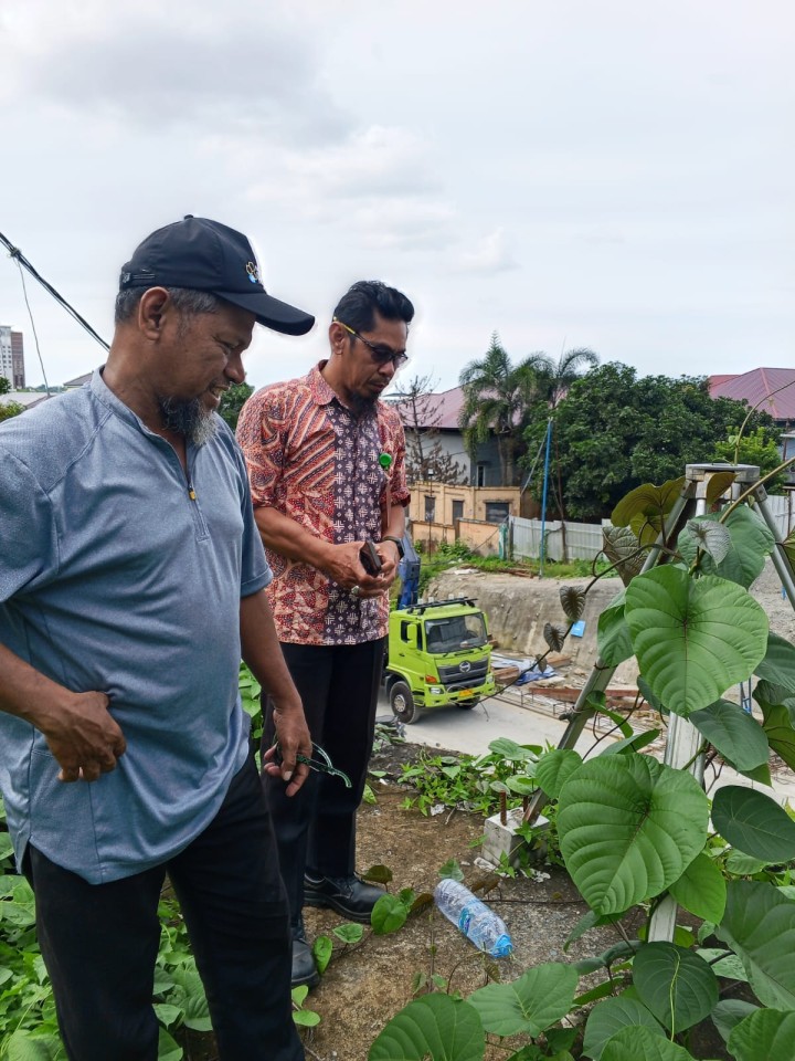 Kasi Ekobang Dan Staff Kelurahan Sungai Dama Monitoring penijauan lokasi IPAL yang dekat dengan Terowongan di Jl.kakap dengan di dampingi Ketua RT.07