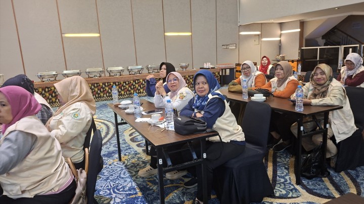Staf Kelurahan Sungai Dama Menghadiri Rapat Monitoring Dan Evaluasi Peran Aktif Masyarakat Dan Perangkat Desa/Kelurahan Dalam Pemutakhiran Data Kemiskinan