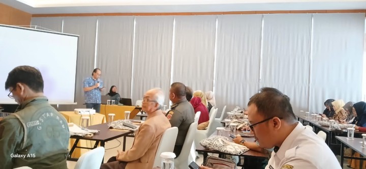 Sekretaris Lurah Kelurahan Sungai Dama Menghadiri lokakarya akhir dan konsultasi publik penyusunan masterplan penataan dan pengolalaan sub das karang mumus