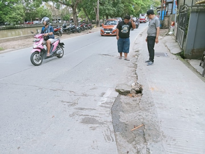 Kelurahan Sungai Dama Tindaklanjuti Laporan Warga Terkait Lubang Jalan di Jl. Pesut