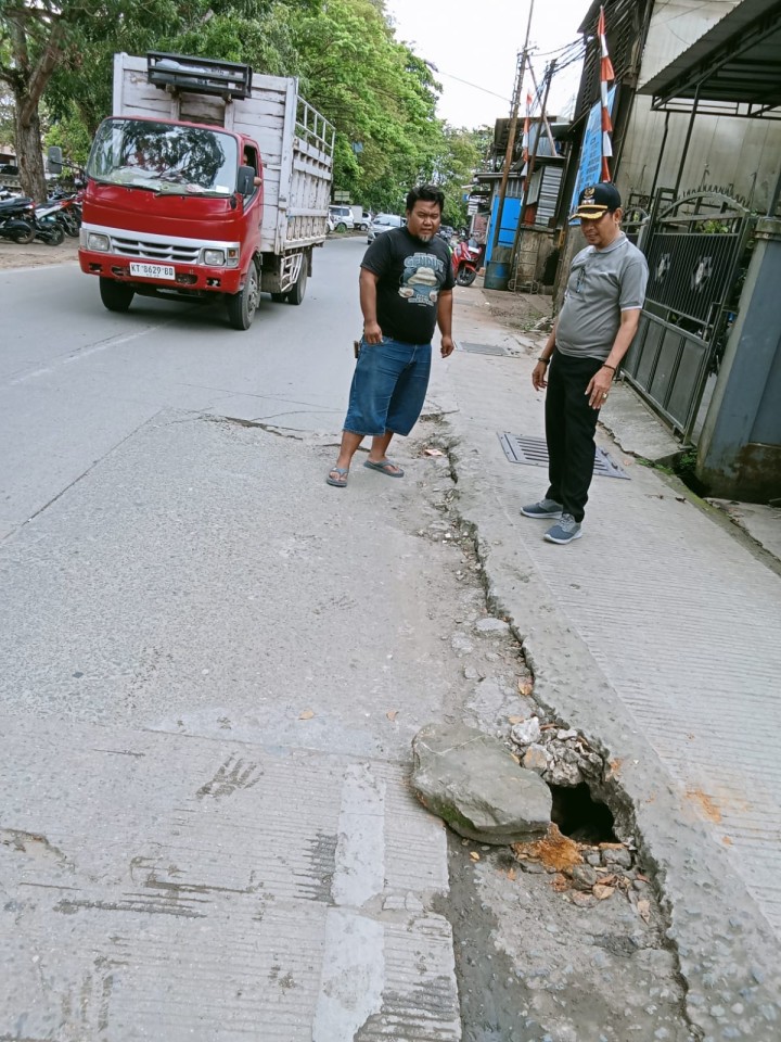 Kelurahan Sungai Dama Tindaklanjuti Laporan Warga Terkait Lubang Jalan di Jl. Pesut