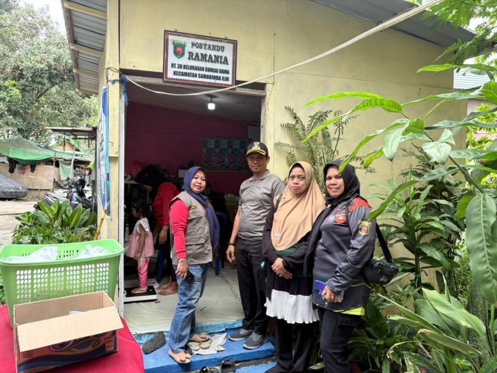 Lurah,Kasi Kesra Dan Satlinmas  monitoring kegiatan posyandu Ramania RT. 30 yang melakukan pelayanan pemeriksaan kesehatan Ibu hamil,  bayi, balita, remaja dan Lansia