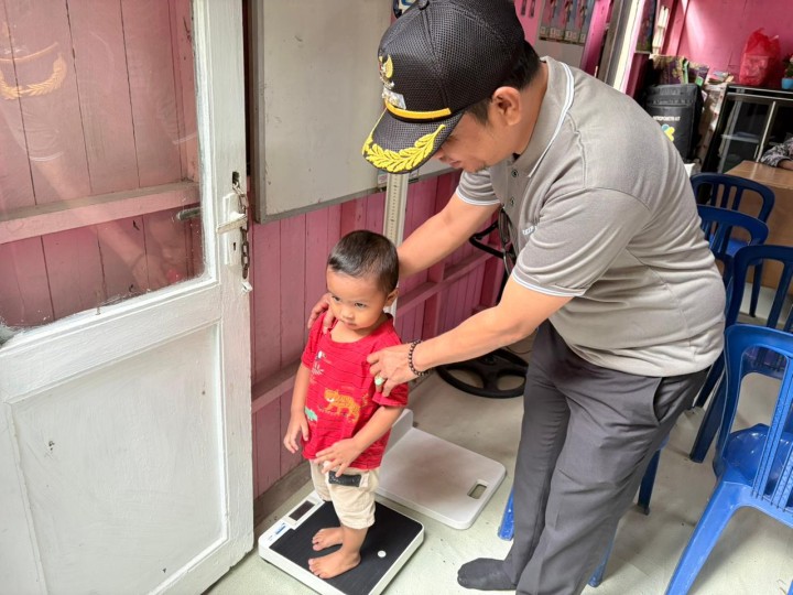 Lurah,Kasi Kesra Dan Satlinmas  monitoring kegiatan posyandu Ramania RT. 30 yang melakukan pelayanan pemeriksaan kesehatan Ibu hamil,  bayi, balita, remaja dan Lansia
