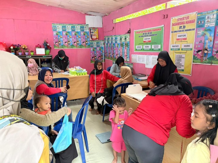 Lurah,Kasi Kesra Dan Satlinmas  monitoring kegiatan posyandu Ramania RT. 30 yang melakukan pelayanan pemeriksaan kesehatan Ibu hamil,  bayi, balita, remaja dan Lansia