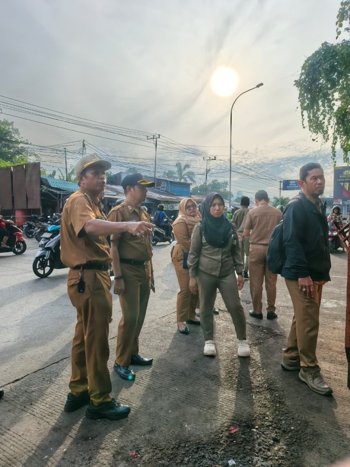 Camat Samarinda Ilir Bersama Lurah Sungai Dama Dan Sidodamai  Monitoring TPS Gunung Mangga dan Berikan Sosialisasi Pengelolaan Sampah kepada Masyarakat