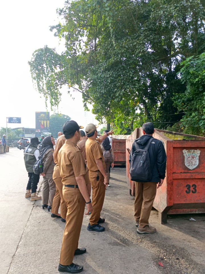 Camat Samarinda Ilir Bersama Lurah Sungai Dama Dan Sidodamai  Monitoring TPS Gunung Mangga dan Berikan Sosialisasi Pengelolaan Sampah kepada Masyarakat