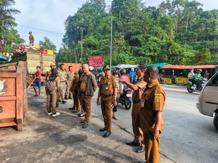 Camat Samarinda Ilir Bersama Lurah Sungai Dama Dan Sidodamai  Monitoring TPS Gunung Mangga dan Berikan Sosialisasi Pengelolaan Sampah kepada Masyarakat