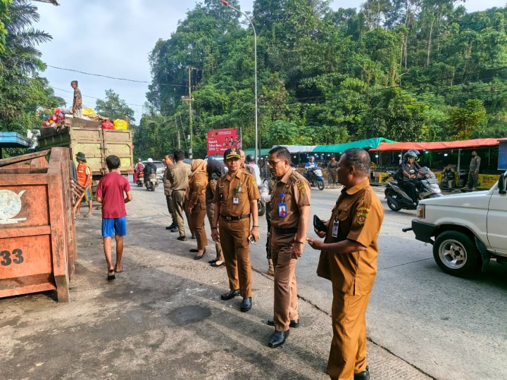 Camat Samarinda Ilir Bersama Lurah Sungai Dama Dan Sidodamai  Monitoring TPS Gunung Mangga dan Berikan Sosialisasi Pengelolaan Sampah kepada Masyarakat