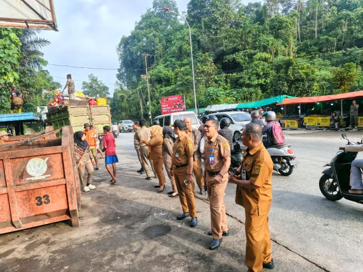 Camat Samarinda Ilir Bersama Lurah Sungai Dama Dan Sidodamai  Monitoring TPS Gunung Mangga dan Berikan Sosialisasi Pengelolaan Sampah kepada Masyarakat