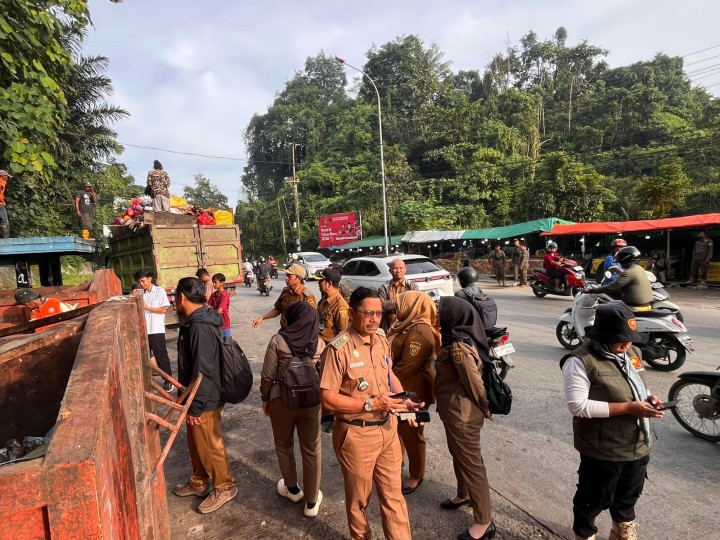 Camat Samarinda Ilir Bersama Lurah Sungai Dama Dan Sidodamai  Monitoring TPS Gunung Mangga dan Berikan Sosialisasi Pengelolaan Sampah kepada Masyarakat