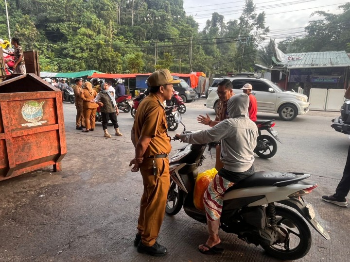 Camat Samarinda Ilir Bersama Lurah Sungai Dama Dan Sidodamai  Monitoring TPS Gunung Mangga dan Berikan Sosialisasi Pengelolaan Sampah kepada Masyarakat