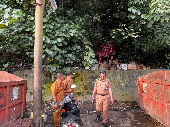Camat Samarinda Ilir Bersama Lurah Sungai Dama Dan Sidodamai  Monitoring TPS Gunung Mangga dan Berikan Sosialisasi Pengelolaan Sampah kepada Masyarakat