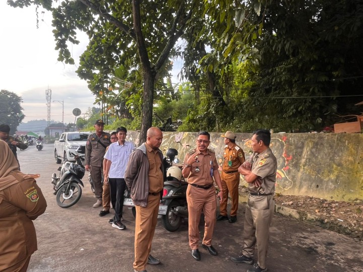 Camat Samarinda Ilir Bersama Lurah Sungai Dama Dan Sidodamai  Monitoring TPS Gunung Mangga dan Berikan Sosialisasi Pengelolaan Sampah kepada Masyarakat