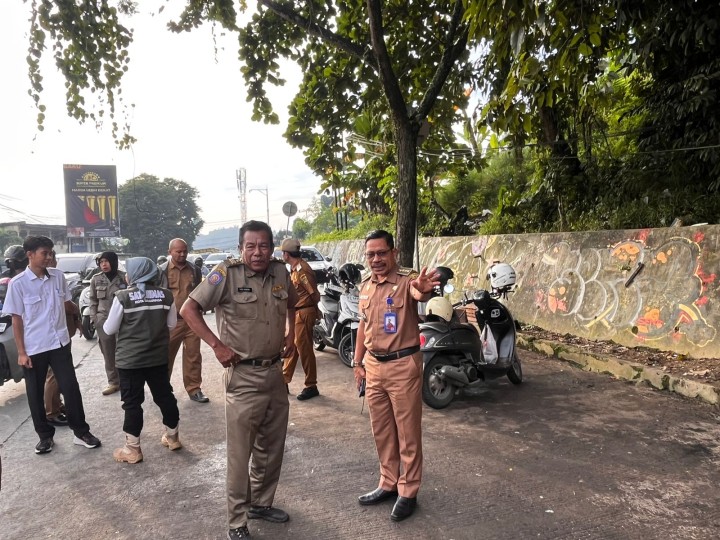 Camat Samarinda Ilir Bersama Lurah Sungai Dama Dan Sidodamai  Monitoring TPS Gunung Mangga dan Berikan Sosialisasi Pengelolaan Sampah kepada Masyarakat
