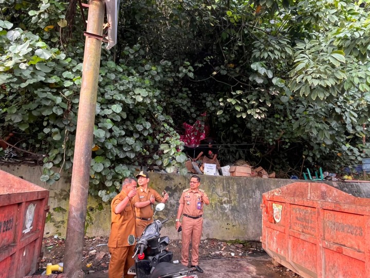 Camat Samarinda Ilir Bersama Lurah Sungai Dama Dan Sidodamai  Monitoring TPS Gunung Mangga dan Berikan Sosialisasi Pengelolaan Sampah kepada Masyarakat