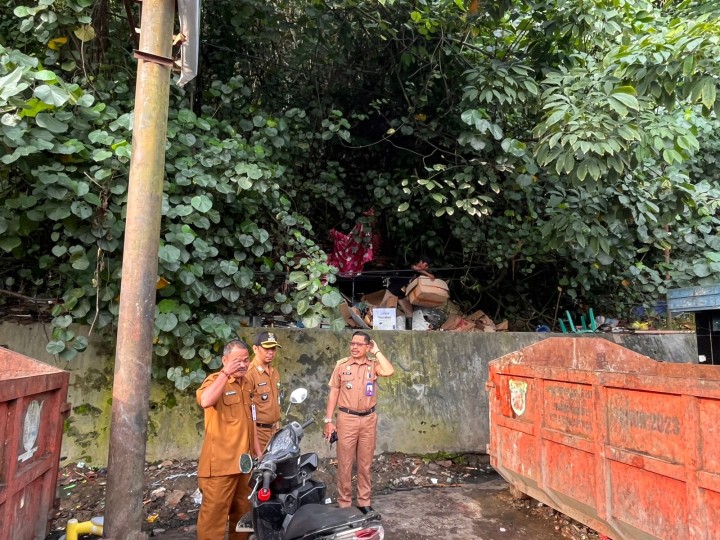 Camat Samarinda Ilir Bersama Lurah Sungai Dama Dan Sidodamai  Monitoring TPS Gunung Mangga dan Berikan Sosialisasi Pengelolaan Sampah kepada Masyarakat