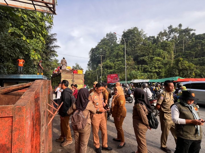 Camat Samarinda Ilir Bersama Lurah Sungai Dama Dan Sidodamai  Monitoring TPS Gunung Mangga dan Berikan Sosialisasi Pengelolaan Sampah kepada Masyarakat