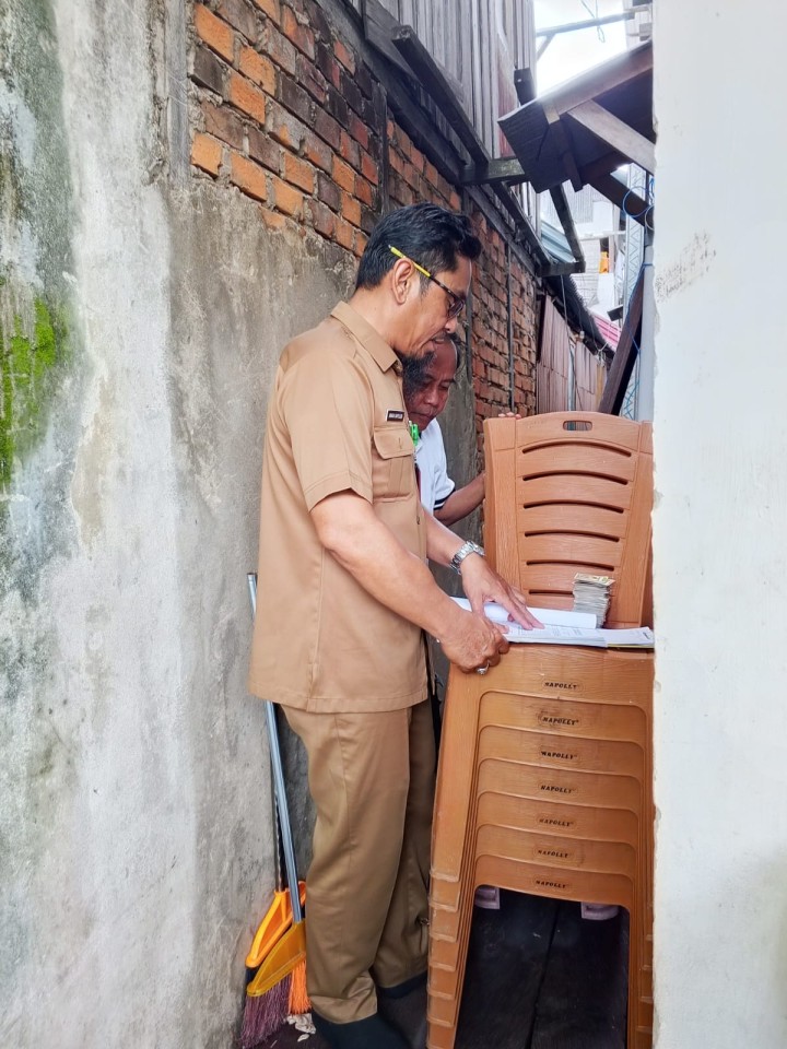 Kasi Ekobang Bersama Pendamping Melakukan Pengecekan Kembali   Volume ( Panjang Dan Lebar) Hasil Pekerjaan Sapras Kegiatan Probebaya  Tahun anggaran 2025