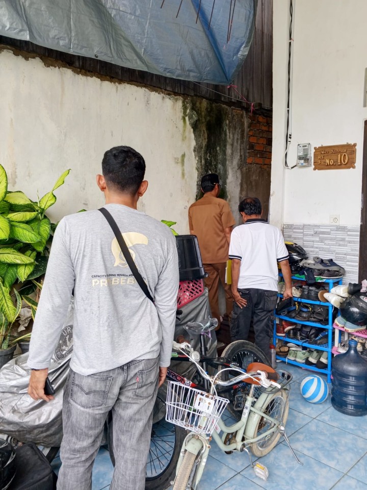 Kasi Ekobang Bersama Pendamping Melakukan Pengecekan Kembali   Volume ( Panjang Dan Lebar) Hasil Pekerjaan Sapras Kegiatan Probebaya  Tahun anggaran 2025