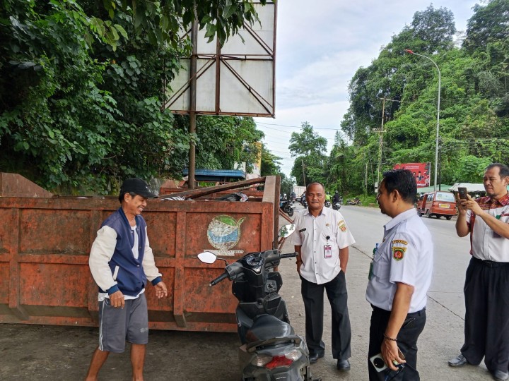 Lurah Sungai Dama Lakukan Monitoring dan Sosialisasi Jam Pembuangan Sampah di TPS Gunung Manggah