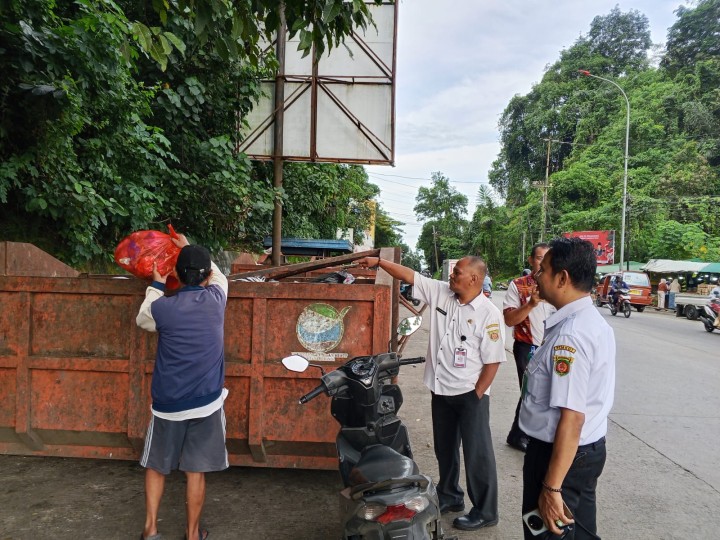 Lurah Sungai Dama Lakukan Monitoring dan Sosialisasi Jam Pembuangan Sampah di TPS Gunung Manggah