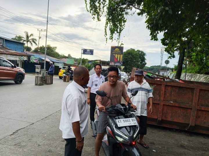 Lurah Sungai Dama Lakukan Monitoring dan Sosialisasi Jam Pembuangan Sampah di TPS Gunung Manggah