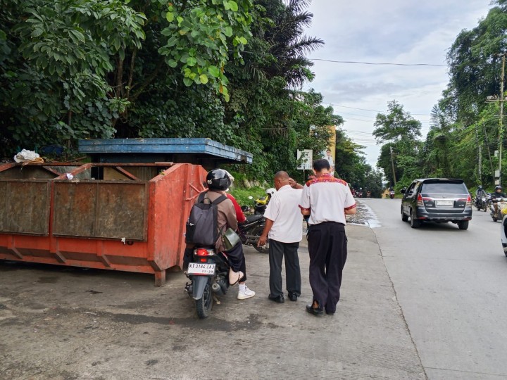 Lurah Sungai Dama Lakukan Monitoring dan Sosialisasi Jam Pembuangan Sampah di TPS Gunung Manggah