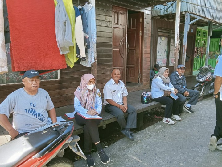 Staf Kelurahan Sungai Dama Dampingi Tim Perkim Survei Rumah Tidak Layak Huni di Beberapa RT