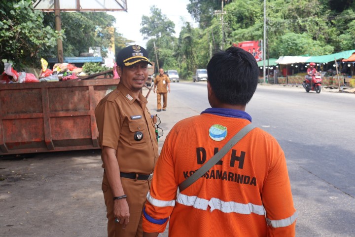 Lurah Bersama Kasi Pemerintahan dan Staf Monitoring TPS Gunung Manggah Kelurahan Sungai Dama