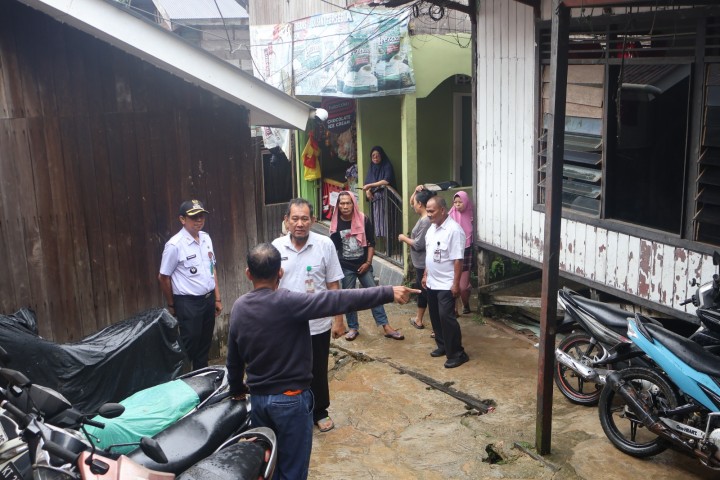 Lurah Sungai Dama Tindaklanjuti Laporan Warga Terkait Air Merembes Penyebab Banjir dan Lumpur