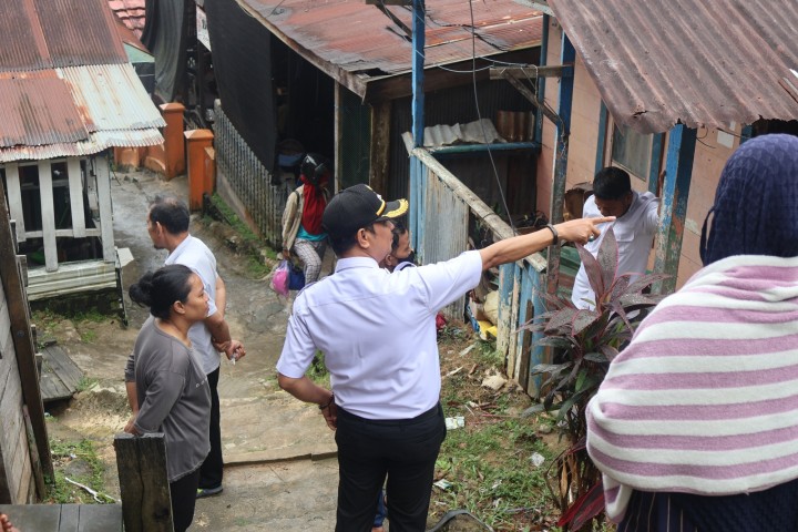 Lurah Sungai Dama Tindaklanjuti Laporan Warga Terkait Air Merembes Penyebab Banjir dan Lumpur