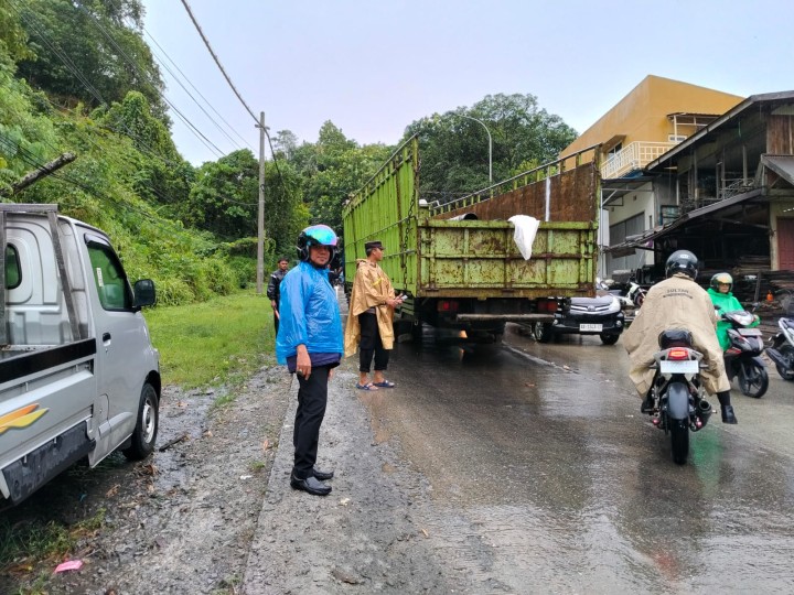 Sigap Di Lapangan , Lurah Bersama Babinsa Dan Babinkamtibmas  Tinjau Truk Mogok Di Gunung Manggah