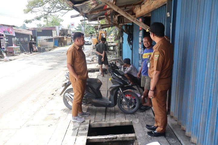 Lurah Sungai Dama Monitoring Pelebaran Drainase di Jalan Sultan Alimuddin