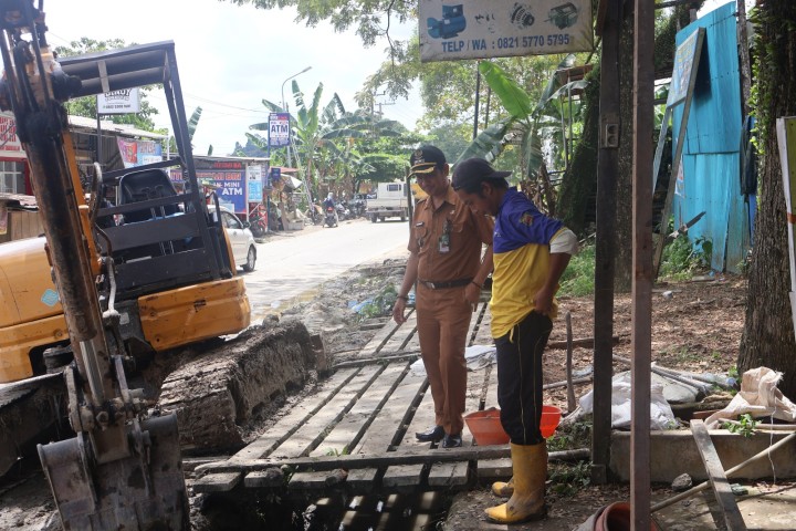 Lurah Sungai Dama Monitoring Pelebaran Drainase di Jalan Sultan Alimuddin