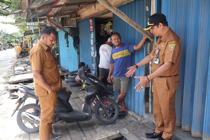 Lurah Sungai Dama Monitoring Pelebaran Drainase di Jalan Sultan Alimuddin